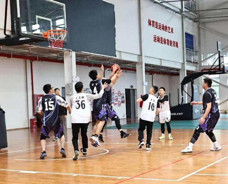 中国篮球联赛充满激烈竞争，球场气氛热烈