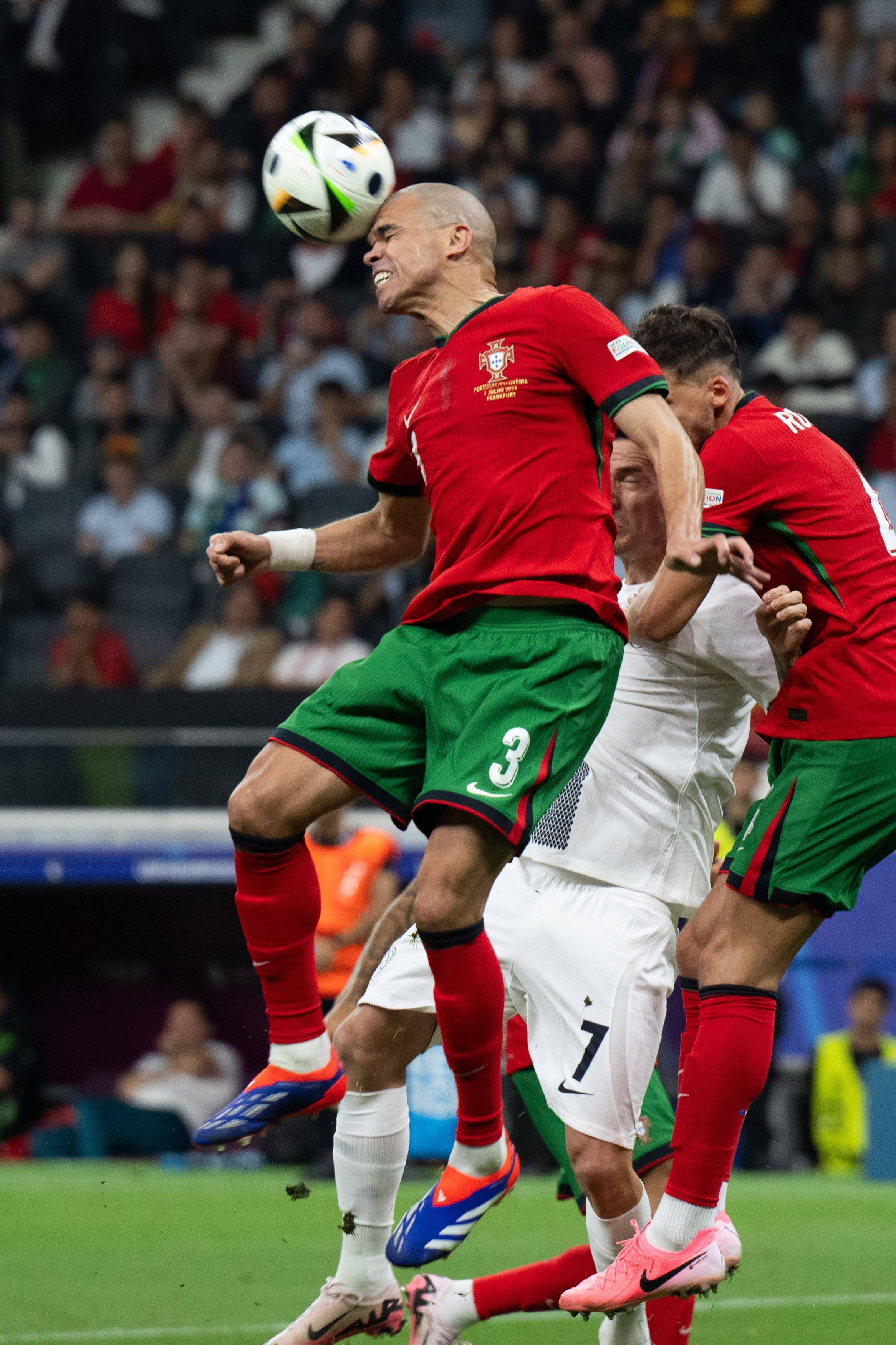 足球比赛现场一片混战激烈的比拼