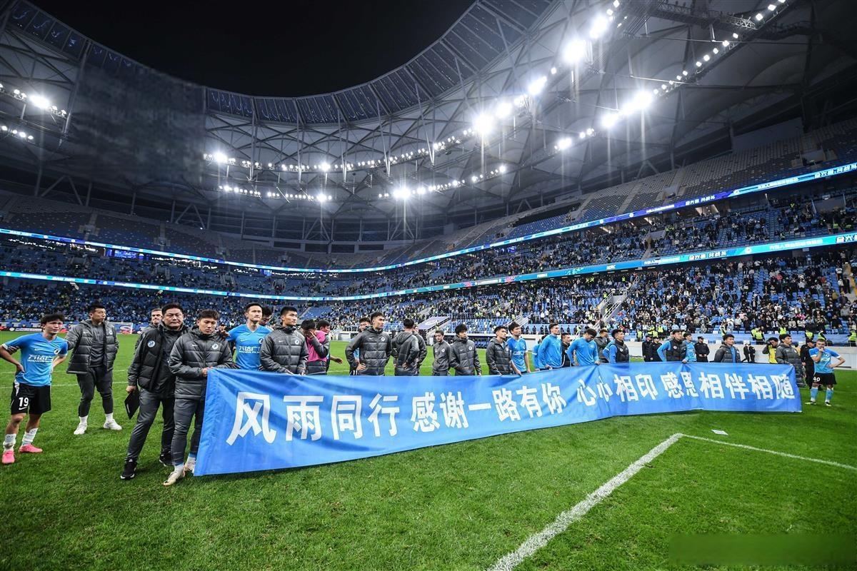 风雨同行，中国足球队跻身世界前十的简单介绍
