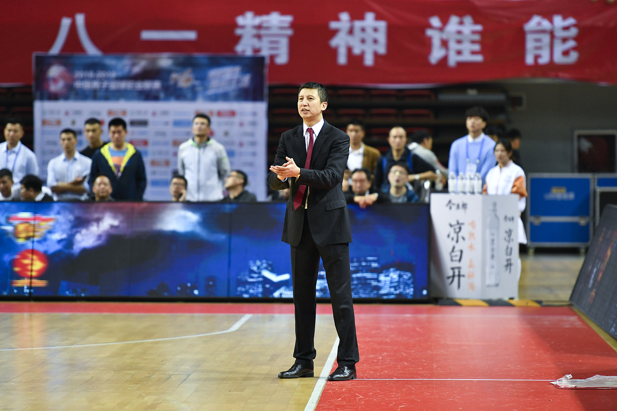 运动员们在赛场发挥出色，赢得了对手的尊重和崇拜