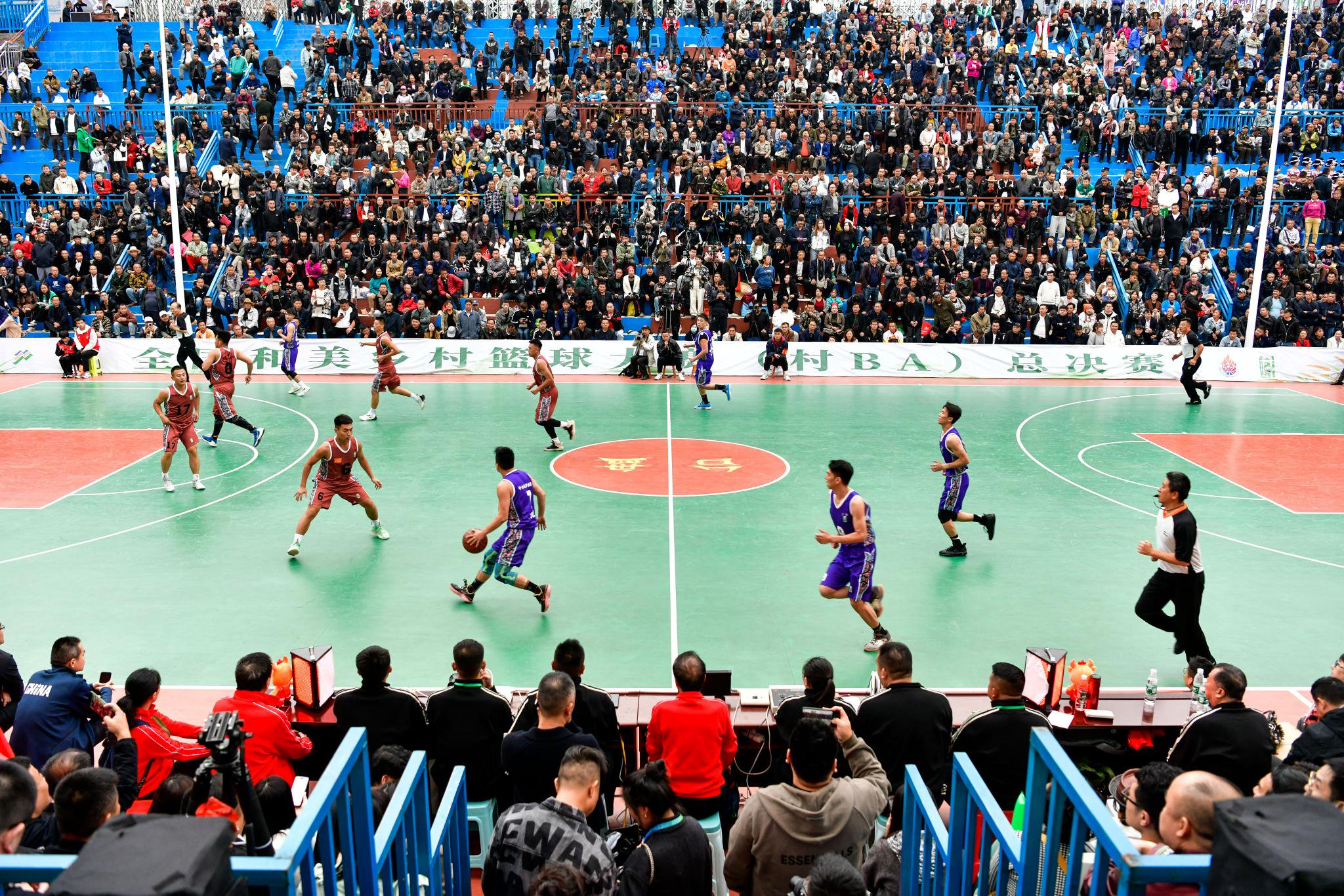 包含赛场上的精彩瞬间，球迷们将目不转睛观看比赛的进程的词条